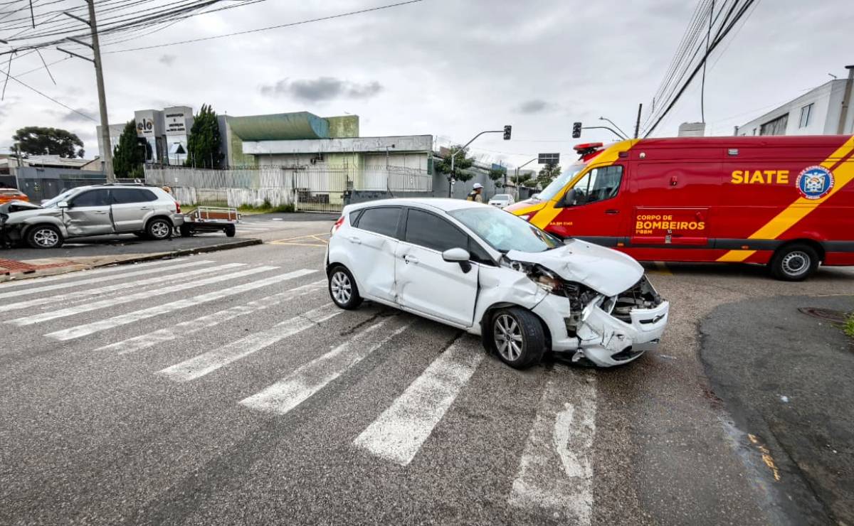Acidente entre carros no bairro Fanny deixa três feridos em Curitiba