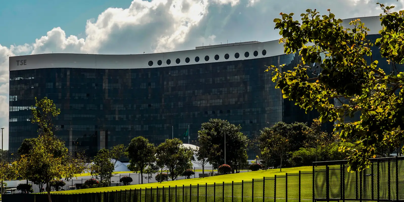 Uma decisão do TSE manda Lula e Janja apagarem vídeos contra Flávio Bolsonaro