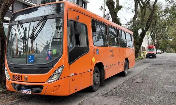 Acidente em Curitiba entre moto e ônibus deixa mulher ferida no bairro Boa Vista