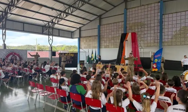 Alunos da Escola Municipal Professora Vanda Hessel celebram formatura do PROERD KIDS