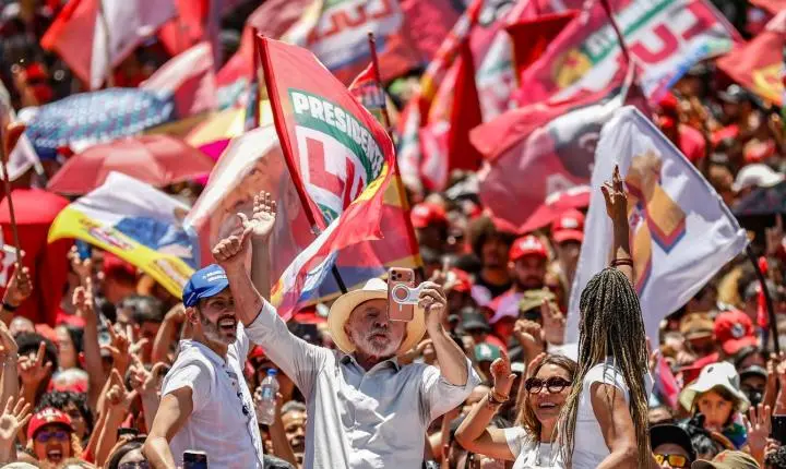Lula defende fim da escala 6x1 e ataca adversários em comício no DF