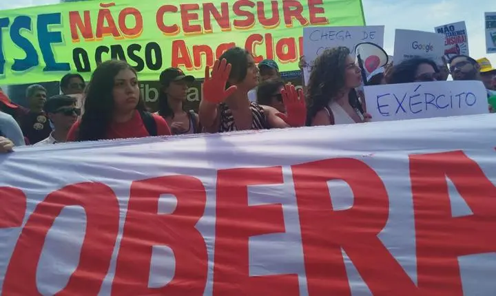 Ativistas realizam protesto no TSE contra decisão de André Mendonça