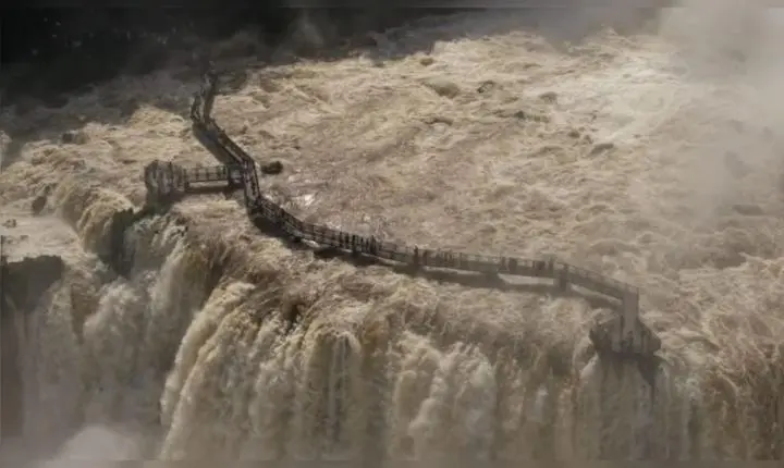 Passarela das Cataratas do Iguaçu é interditada após forte alta do Rio Iguaçu