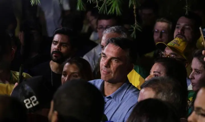 Flávio Bolsonaro impõe condições ao TSE para liberar sigilos