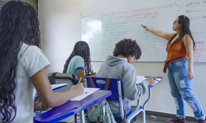 Propostas para a educação: Flávio defende escolas militares e Lula amplia rede
