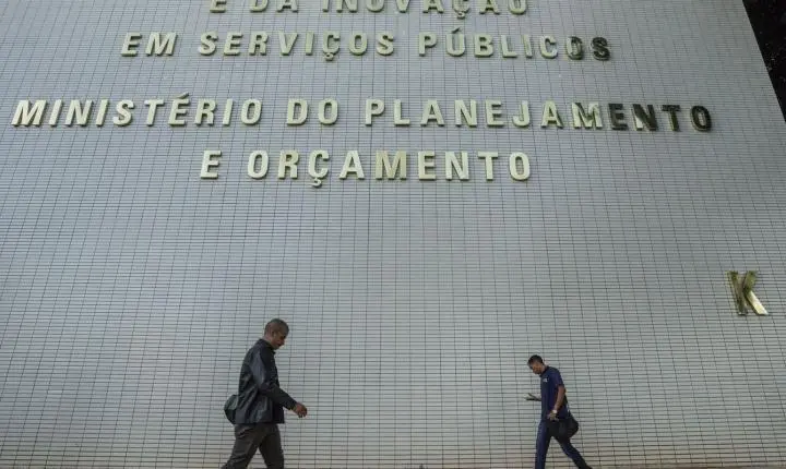 Governo planeja remanejar bilhões no orçamento de 2027