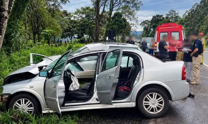 Grave acidente na BR-476 deixa quatro pessoas feridas em Paula Freitas