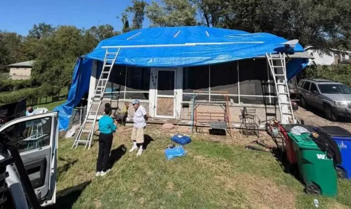 Temporal destrói telhado de idoso no Kansas e vizinhos se unem em reconstrução