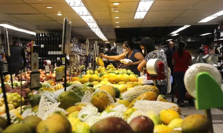 INPC sobe para 4,29% em 12 meses e impacta o reajuste de salários