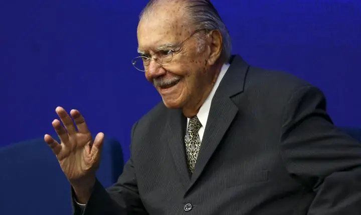 José Sarney recebe alta hospitalar após internação de nove dias