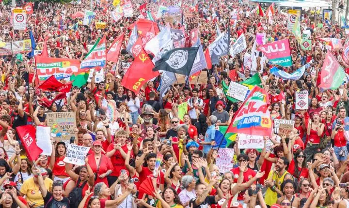 Milhares de pessoas se reúnem em ato pela democracia em Copacabana