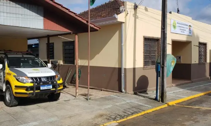 Polícia Militar de Rio Azul aborda motociclista após fuga no centro