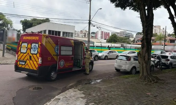Acidente entre moto e caminhonete deixa ferido no bairro Bigorrilho em Curitiba