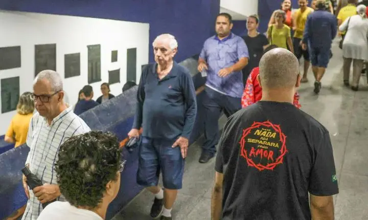 Idoso de 81 anos vota nas eleições no Rio de Janeiro dez dias após cirurgia