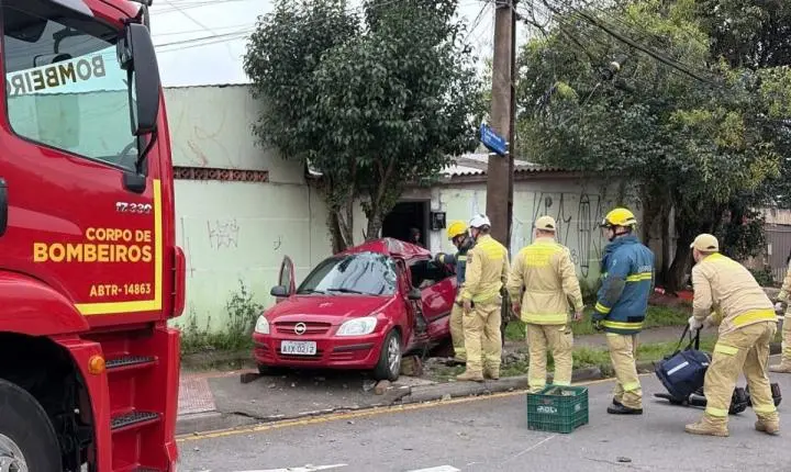 Motorista bate em poste e deixa carro destruído após acidente no Parolin