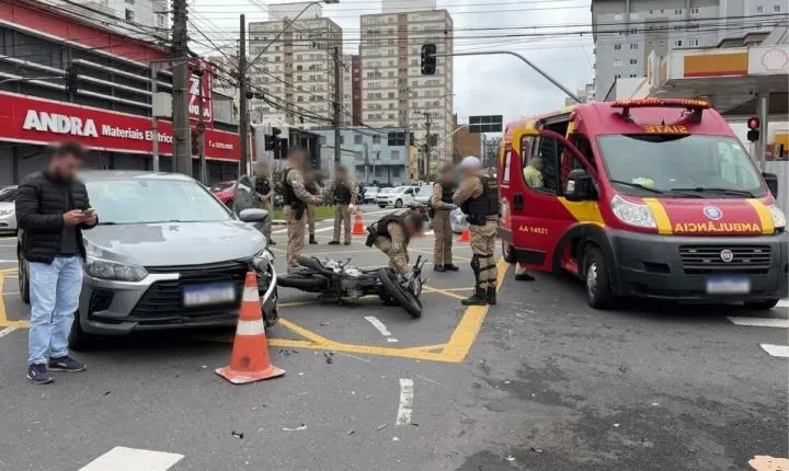 Acidente em Curitiba deixa passageira de moto em estado gravíssimo