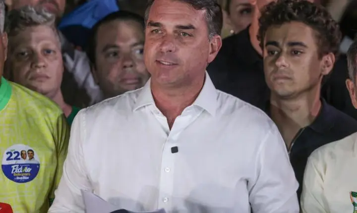 PF confirma o cancelamento dos passaportes de Flávio Bolsonaro