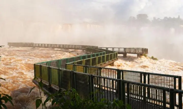 Rio Iguaçu atinge grande volume e afeta as Cataratas do Iguaçu