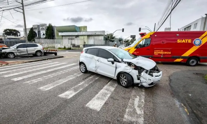 Acidente entre carros no bairro Fanny deixa três feridos em Curitiba