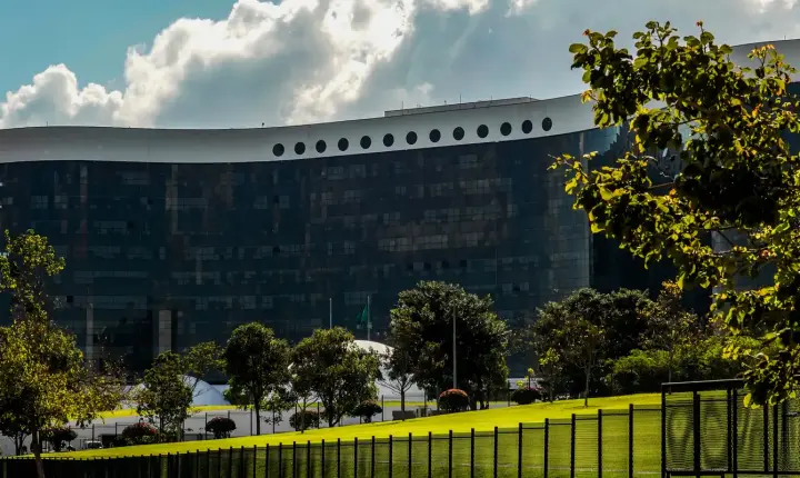 Uma decisão do TSE manda Lula e Janja apagarem vídeos contra Flávio Bolsonaro