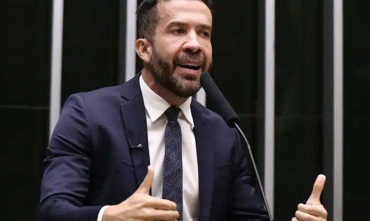 André Janones é internado na UTI em São Paulo após arritmia cardíaca