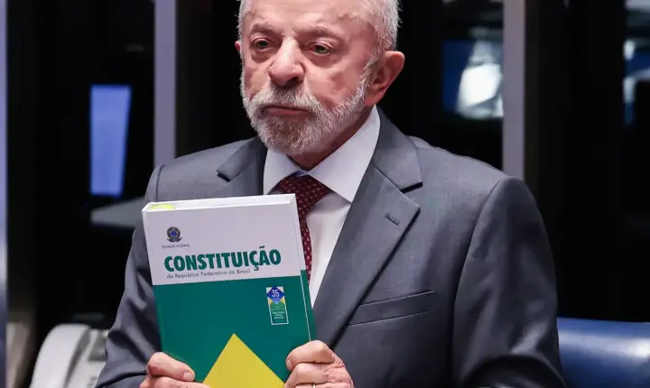 Lula celebra fim da escala 6x1 durante atos de campanha em Minas Gerais